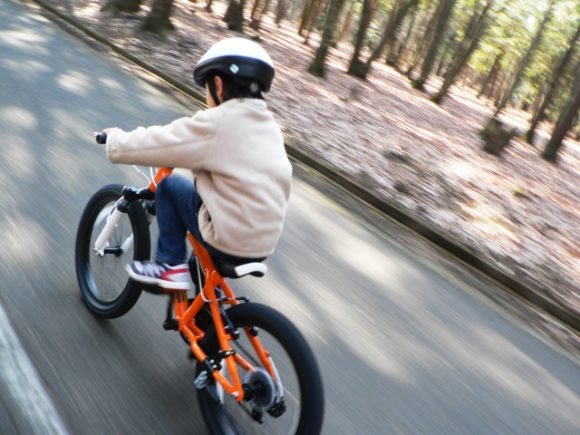 自転車で走る子供